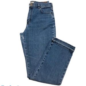 Vintage 🥰 Straight Leg Lee jeans - trending!